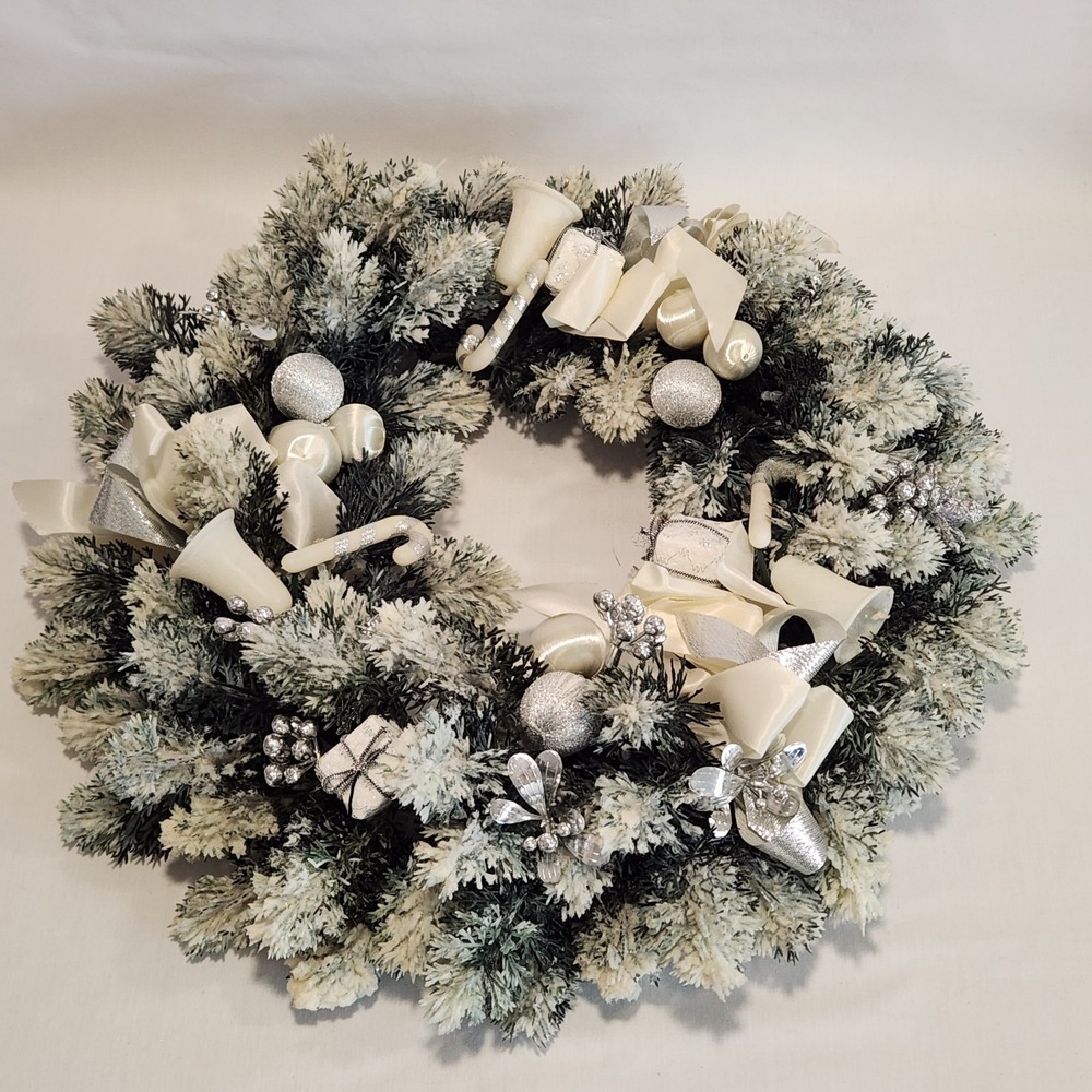 VTG  KITSCHY Plastic MCM‎ Christmas Wreath Snow Flocked Silver Accents 18"